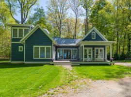 My Blue Haven - Shared lake access across the street! Glamorous home!, Hotel in Fennville