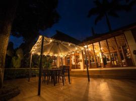 The River House - Upscale Lodge, hotel en Puerto Quito