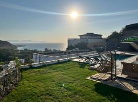 Luxury villa sea view with pool, hotelli Gumuslukissa