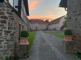 Ruhige Ferienwohnung mit Holzofen, Sauna, Garten&Terrasse auf historischem Schloßhof, hotel in Zeitlofs