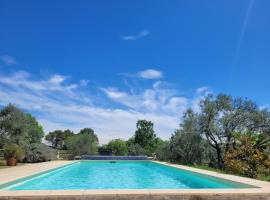 Gîtes Les Fées du Gard - Au pied des Cévennes, hotel a Rousson