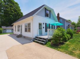 Beach Bungalow - great outdoor space, hotel in South Haven