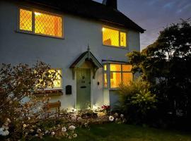 Charming Hedgehog Cottage with EV charger, hotel in Matlock