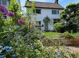 Charming Hedgehog Cottage with EV charger