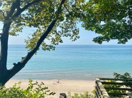 Bluff Drive-Lake front-Private beach, hotel in South Haven
