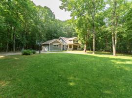 Tranquility - New Vacation Rental - Large home perfect for a relaxing getaway!, Hotel in Fennville