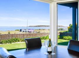 Beachfront Bliss - Wi-fi Bbq Group House, villa in Victor Harbor