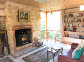Adelaide Hills Camellia Cottage Wifi, apartment in Crafers