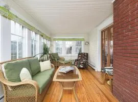 Clinton Street Retreat -Dog Friendly- Close to downtown