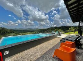 Onyx Oasis: Pool, Fire Pit, Great Views, Sleeps 6，峽谷湖的附設泳池的飯店