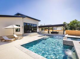 Casa Olivo - New build with pool and hot tub, 3/3 sleeps 8!，峽谷湖的飯店