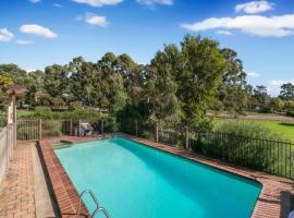 Pool And Park Seacliff Retreat - Pet Friendly, villa in Seacliff