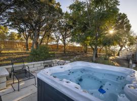 Enjoy Skyview: 5 bed / 4 Bath, hot tub, game room and amazing views!，峽谷湖的附設泳池的飯店