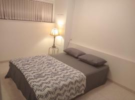 Budget Stay near Guildford Mall - Walk to Shopping, Restaurants, Transit G5, hotel with parking in Surrey