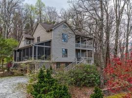 Mountain Music: Private Lake Access, Game Room Fun & Pet-Friendly Haven, cottage in Tryon