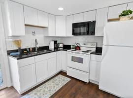 Maple Getaway - Short distance to downtown, beaches, and breweries, hotel in Douglas