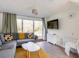 Beach Woods Coastal Path chalet, vacation rental in Pembrokeshire