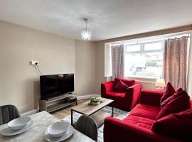 Spacious 2 Bed Flat with FREE Parking near Heathrow Airport, hotel in Hillingdon