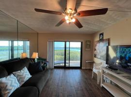 Bayshore Yatch Tennis Condo 2br 3 beds, Walking Distance to Beautiful Quite Beach, hotel u gradu 'Clearwater Beach'