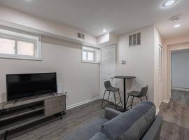 Updated 2BR Apartment with Free Parking in DC: Washington'da bir daire