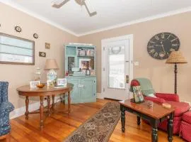 Shorewood Cottage - close to town & beach!