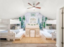 Boho Haven Hideaway - Walk to Pool,Theater,Arcades, Firepit, Lake Access – hotel w mieście Thornhurst
