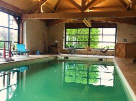 MAISON DE VACANCES AVEC PISCINE INTERIEURE - Le Grand Champagne, bezbari&eacute;rov&eacute; ubytov&aacute;n&iacute; v destinaci Saint-Victeur