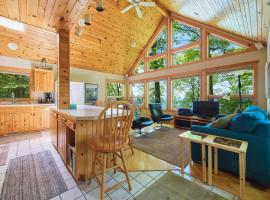 Gebhard Chalet - Charming, private, beachfront chalet nestled in a wooded dune on Lake Michigan, ξενοδοχείο σε Coloma