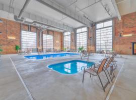 Ground Floor Getaway- Year round pool and hot tub, vakantiehuis in South Haven