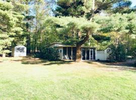 Lakeside Cottage - Right across of Westside County Park with lake access, casa o chalet en Fennville