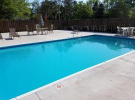 Endless Summer- heated pool- close to beach, hotel in South Haven