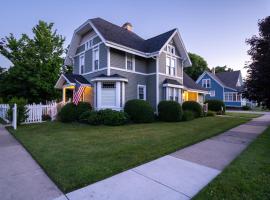 For Pete's Sake - private pickleball court & 2 blocks to beach!, vacation home in South Haven