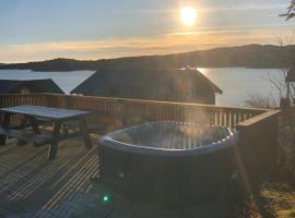 lovely cottage by the sea with hot tub and boat rental., hotel u gradu 'Forland'