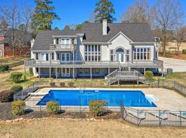 Luxe Mansion w private lake and pool, hotel in Evans