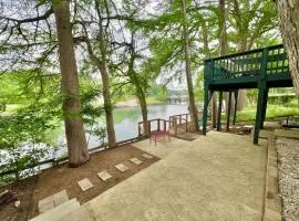 Riverside Roost- Guadalupe Riverfront Home, Sleeps 6!