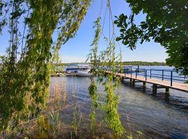 See Hotel Karlslust Chalets, ξενοδοχείο σε Storkow