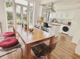 Urban oasis entire house 3 beds 2 living room expansive garden, hotel in Eltham