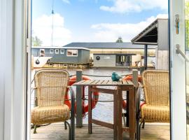 Charming and cozy Houseboat near Giethoorn, готель у місті Цвартслуіс