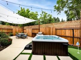 Retro Cottage, Hot Tub, Putting Green, walk to all, hotel in Thousand Oaks