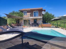 Holiday House Mablo with pool & jacuzzi, hotel u Šibeniku