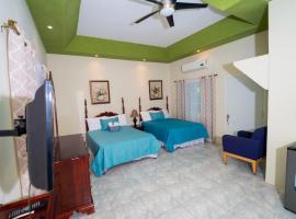 Villa Suites in Runaway Bay, отель в городе Ранауэй-Бей