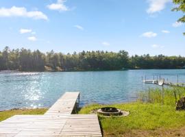 Putman Lake Cabin & Bunkhouse Beach AC Fish, hotel en Baldwin