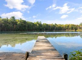 Sanford Lake Cottage Fire Pit BBQ AC, hotel em Lake Ann