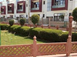 Vats Villa - TOP RATED HOMESTAY, קוטג' בורינדוואן