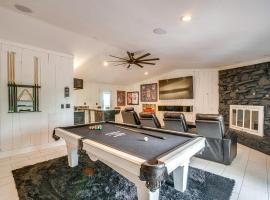 Spacious Bowling Green Home with Hot Tub and Pool!, hotel v mestu Bowling Green