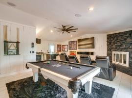 Spacious Bowling Green Home with Hot Tub and Pool!, casa de campo em Bowling Green