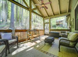 Tuckasegee Home with Community Perks 4 Mi to Lake!, cottage in Tuckasegee