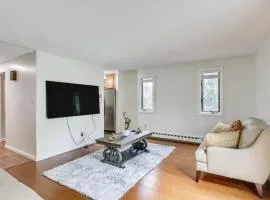Quaint Bristol Townhome about 14 Mi to West Hartford!