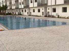 Appartement avec piscine à 5 minutes à pied de la plage, hotel in Saidia 