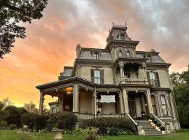 Garth Woodside Mansion Bed and Breakfast: Hannibal şehrinde bir otel